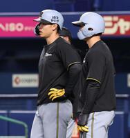 　森下（右）と話す佐藤輝（撮影・中田匡峻）