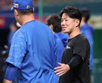 　井上監督（左）にあいさつをする糸原（撮影・中田匡峻）