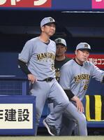 　６回、門別の交代を告げにベンチを出る藤川監督（左）＝撮影・北村雅宏