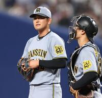 　６回、細川に四球を与え降板となる岡留。右は坂本（撮影・中田匡峻）