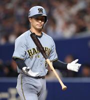 　９回、空振り三振に倒れた坂本（撮影・中田匡峻）