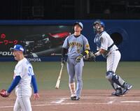 　９回、好機に見逃し三振に倒れる近本（撮影・飯室逸平）