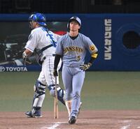 　９回、好機に見逃し三振に倒れる近本（撮影・飯室逸平）