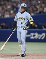 　９回、見逃し三振に倒れた近本（撮影・中田匡峻）