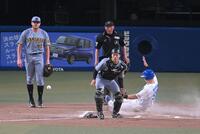 　１１回、細川にサヨナラの生還を許し、ぼう然と立ちつくすビーズリー（撮影・飯室逸平）