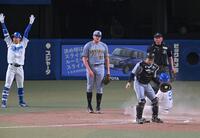 　１１回、細川にサヨナラの生還を許し、ぼう然と立ちつくすビーズリー（撮影・飯室逸平）