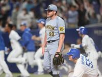 　１１回、カリステにサヨナラ犠飛を浴びたビーズリー（撮影・中田匡峻）