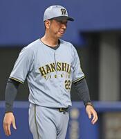 　９回表の攻撃を終え、選手交代を告げた藤川監督（撮影・中田匡峻）