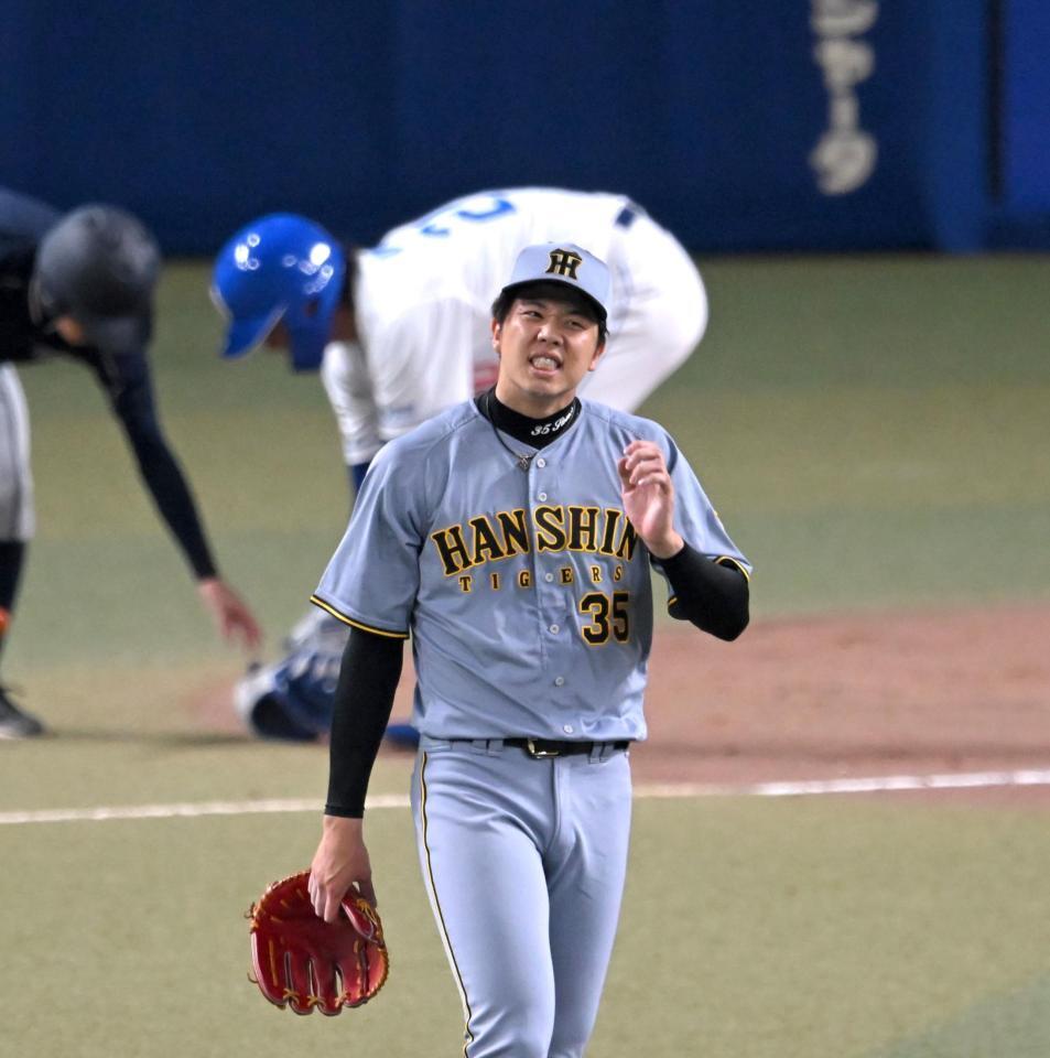 　５回、涌井に四球を与え、顔をしかめる才木（撮影・飯室逸平）