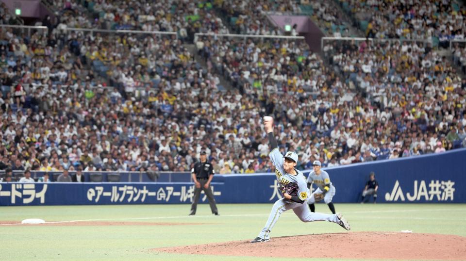 　７回から登板する湯浅（撮影・北村雅宏）