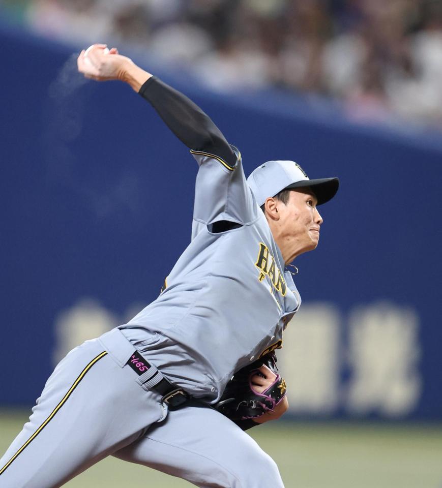 　７回、２番手でマウンドに上がる湯浅（撮影・中田匡峻）