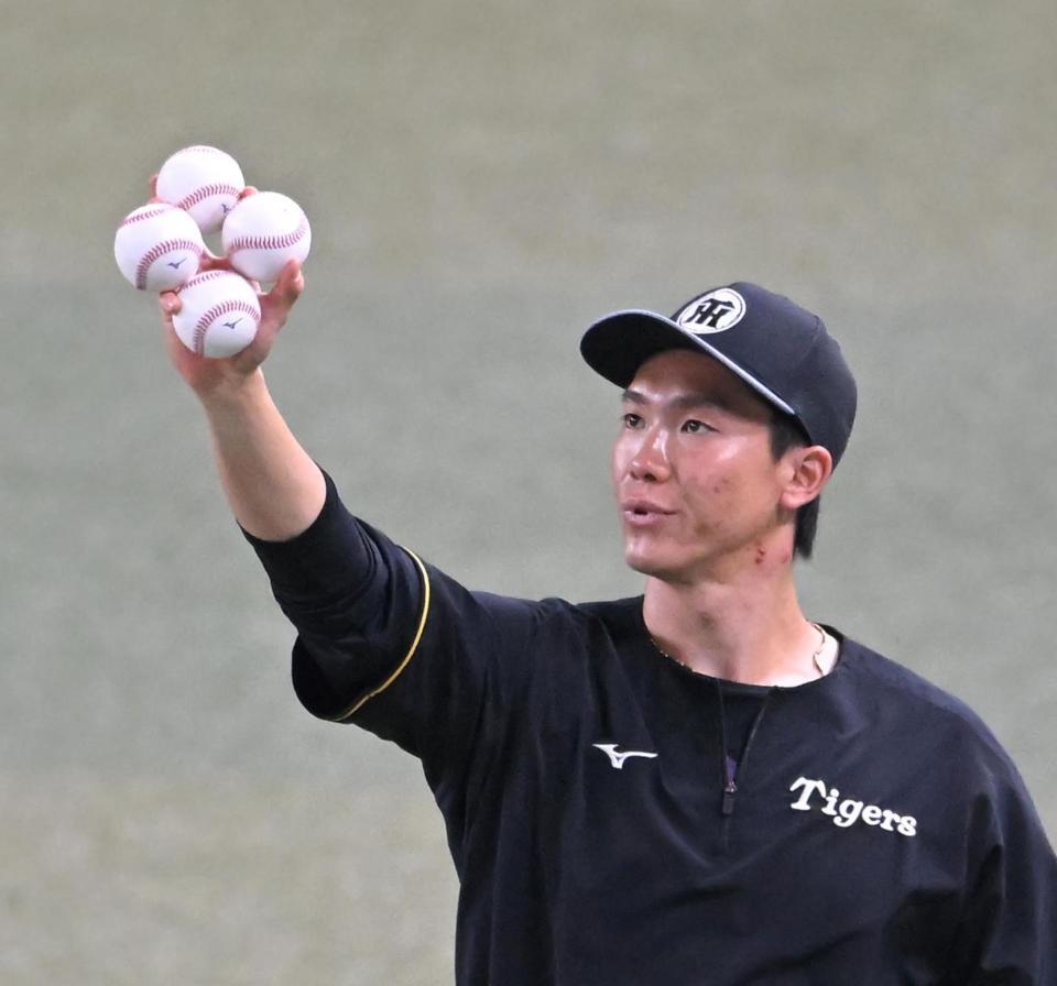 　ボールを見つめる湯浅（撮影・飯室逸平）