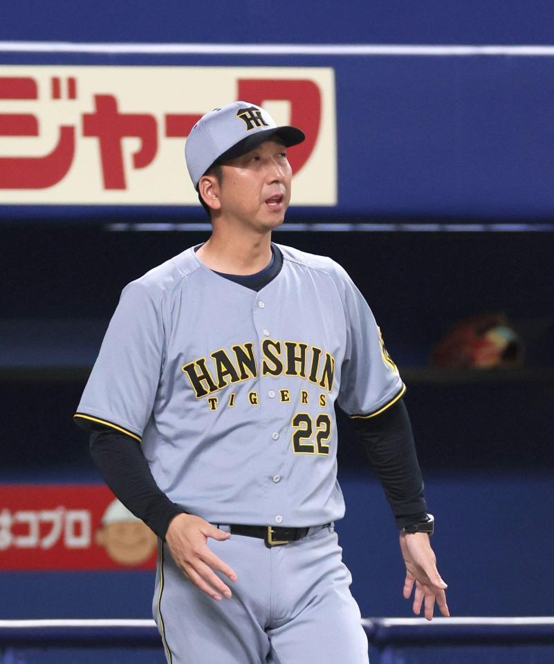 　８回の攻撃を終え、選手交代を告げる藤川監督（撮影・北村雅宏）