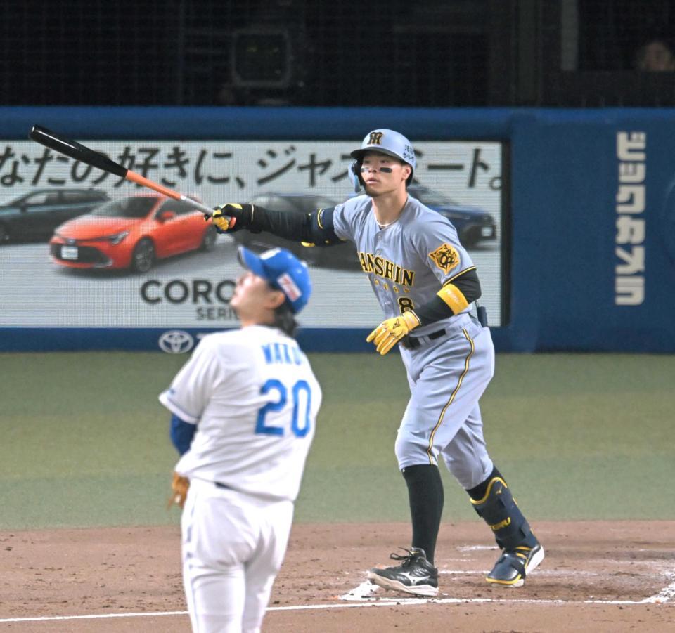 　４回、涌井から９号同点ソロを放つ佐藤輝（撮影・飯室逸平）