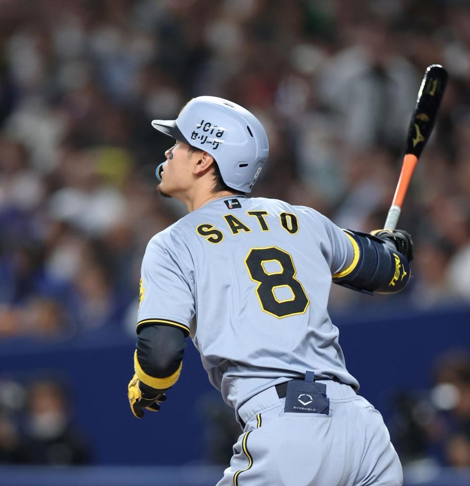 　４回、ライトへ同点ソロを放つ佐藤輝（撮影・中田匡峻）