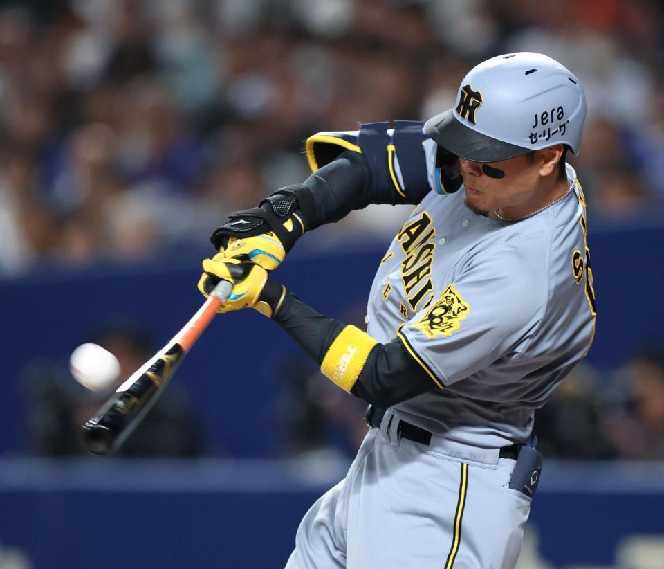 　４回、ライトへ同点ソロを放つ佐藤輝（撮影・中田匡峻）