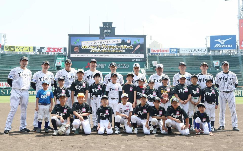 　記念撮影する（後列左から）秋山拓巳氏、岩田稔氏、糸井嘉男氏、関本賢太郎氏、桧山進次郎副会長、掛布雅之ＯＢ会長、亀山努氏、鳥谷敬氏、今成亮太氏、葛城育郎氏（撮影・石井剣太郎）