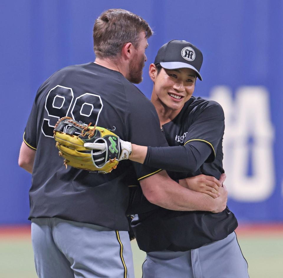　木浪（右）と抱擁を交わすビーズリー（撮影・中田匡峻）