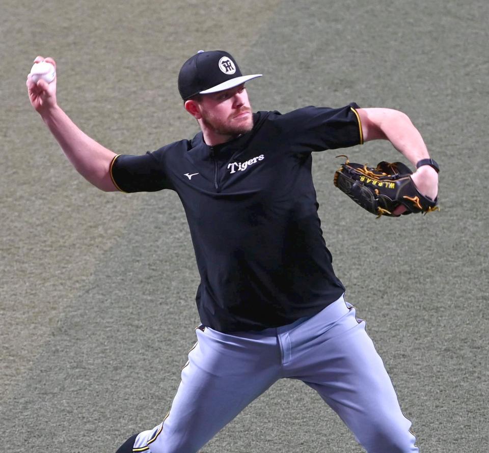 　キャッチボールするビーズリー（撮影・飯室逸平）