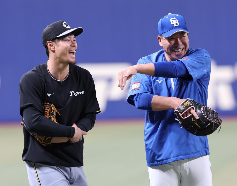 　井上監督（右）と談笑する佐藤輝（撮影・中田匡峻）