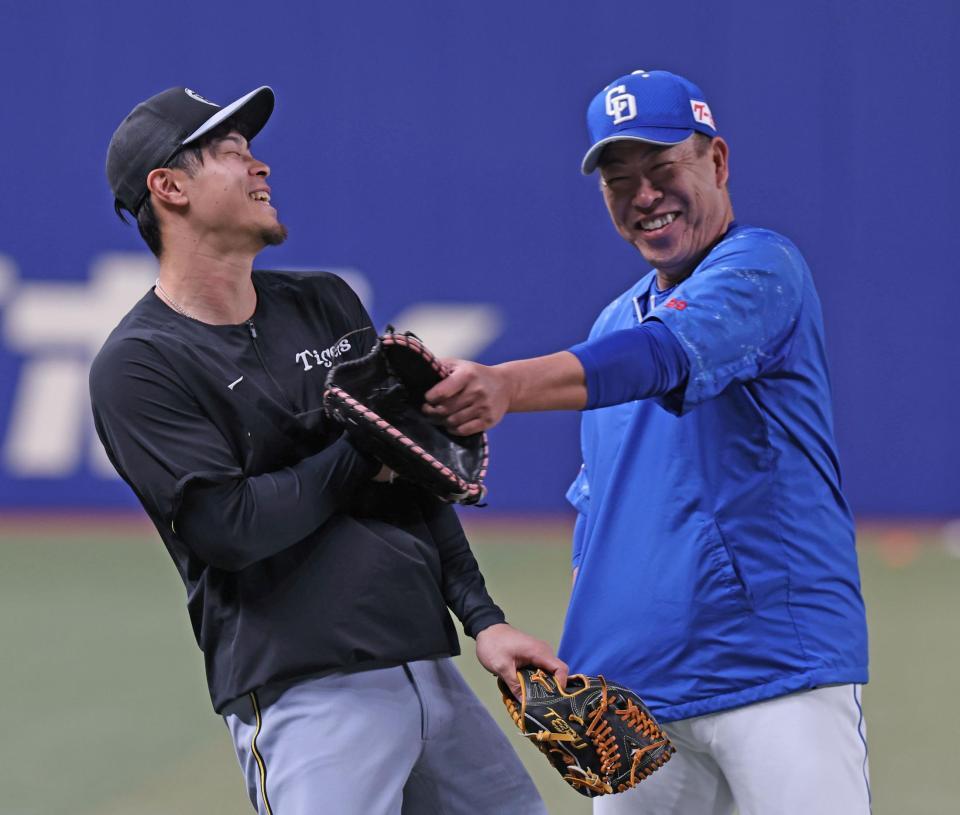 　井上監督（右）とじゃれ合う佐藤輝（撮影・中田匡峻）