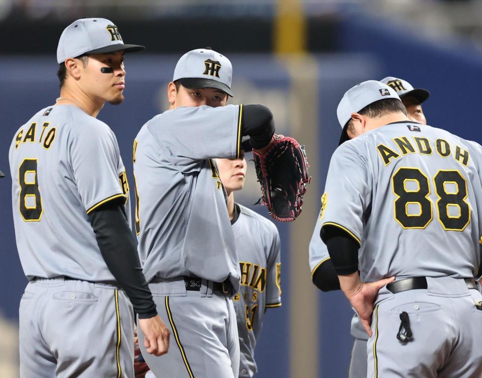 　６回、打席に細川を迎え、降板となった門別（撮影・中田匡峻）