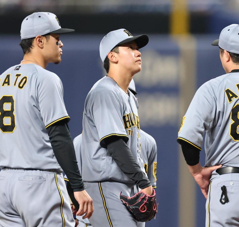 　６回、打席に細川を迎え、降板となった門別（撮影・中田匡峻）