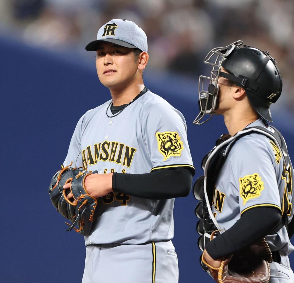 　６回、細川に四球を与え降板となる岡留。右は坂本（撮影・中田匡峻）