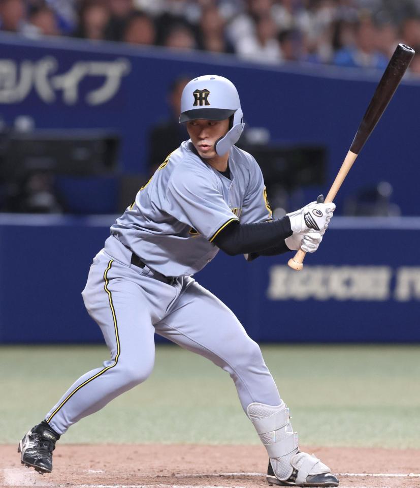 　９回、空振り三振に倒れる坂本（撮影・北村雅宏）