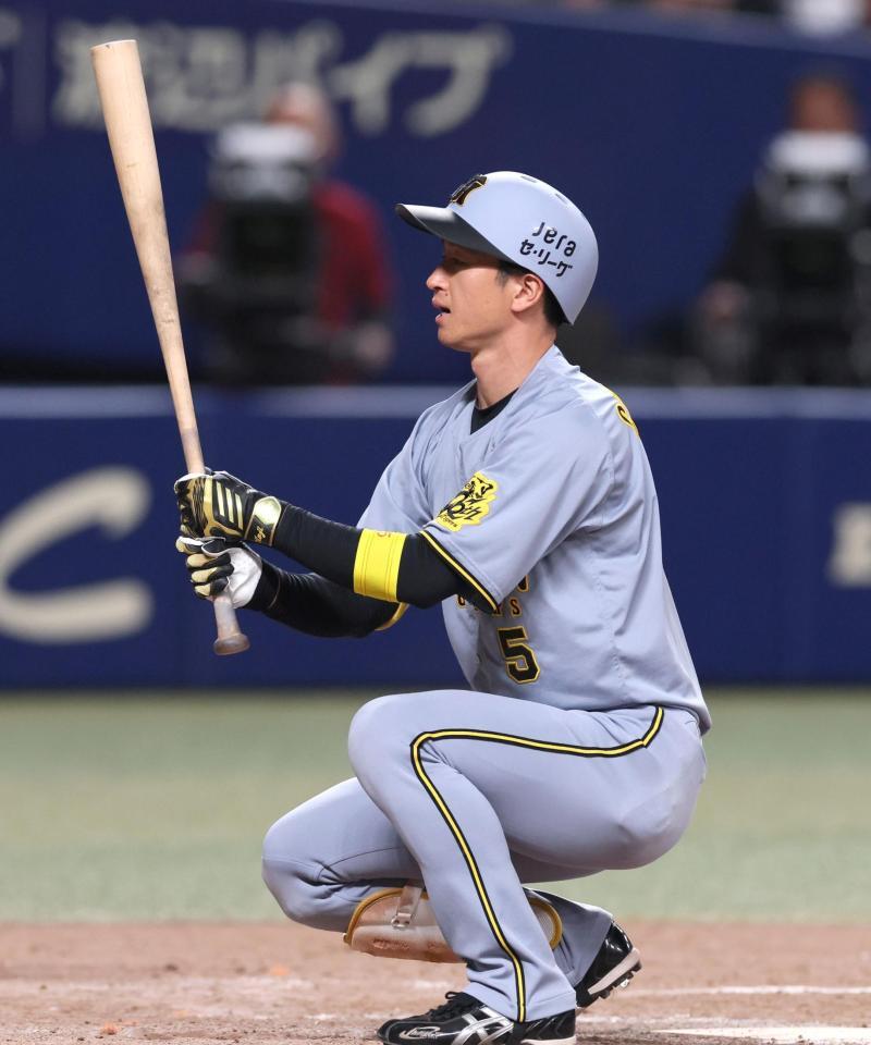 　９回、空振りし、座り込む近本（撮影・北村雅宏）