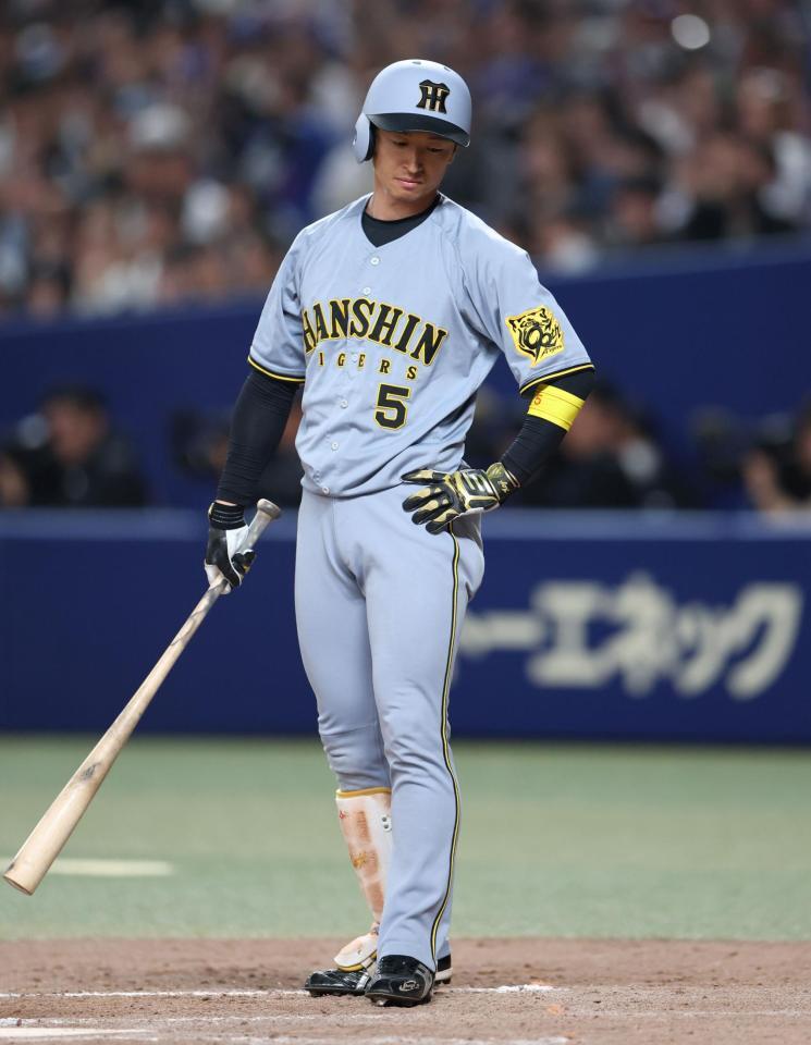 　９回、見逃し三振に倒れた近本（撮影・中田匡峻）