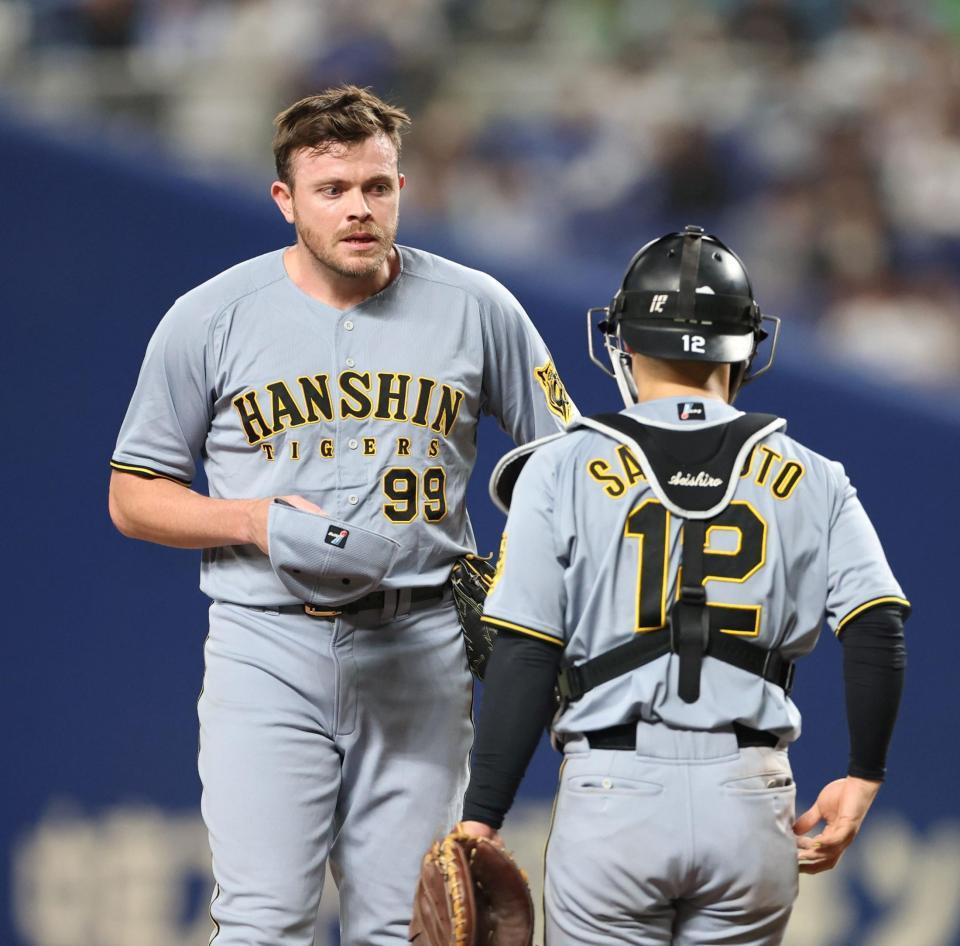 　１１回、ピンチを広げ坂本と話すビーズリー（撮影・中田匡峻）