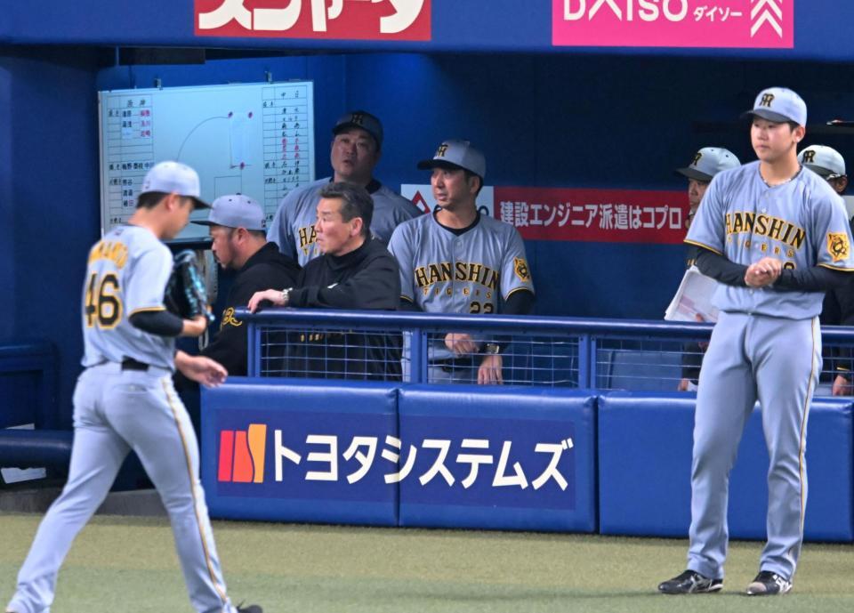 　６回、同点に追いつかれ、ベンチで厳しい表情の藤川監督（中央）＝撮影・飯室逸平