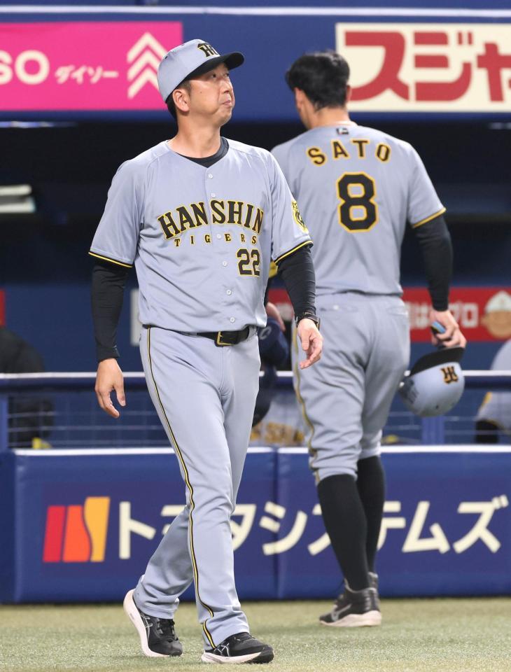 　１０回、選手交代を告げに行く藤川監督（撮影・北村雅宏）