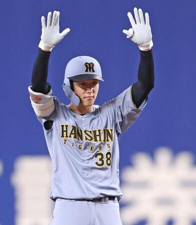 　３回、センターへ二塁打を放ち、ベンチに向かって手を挙げる小幡（撮影・中田匡峻）