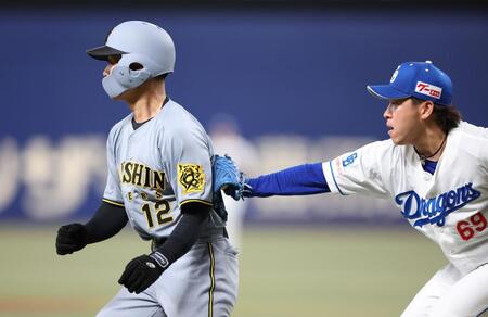 　３回、近本の二ゴロで本塁を狙うも、挟まれ三浦（右）にタッチアウトされる三走の坂本（撮影・中田匡峻）