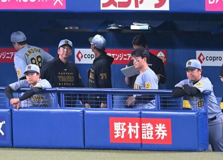 　敗戦を見届け足早にベンチを後にする藤川監督（左から３人目）＝撮影・飯室逸平