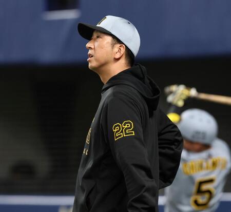 　８回表の攻撃を終え、選手交代を告げに向かう藤川監督。奥は近本（撮影・中田匡峻）