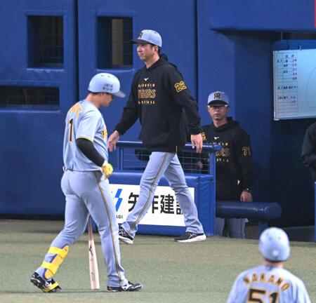 　選手交代のためベンチを出る藤川監督（撮影・飯室逸平）