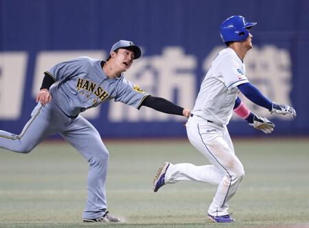 　５回、二盗を試みた上林（右）を挟殺で小幡がアウトにするも、それより早く三走・岡林が生還しており勝ち越しを許す（撮影・中田匡峻）