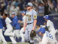 　１１回、カリステにサヨナラ犠飛を浴びたビーズリー（撮影・中田匡峻）