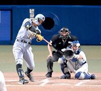 　６回、同点打を放つ佐藤輝