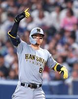 　６回、同点打を放ち、ベンチに向かってポーズを取る佐藤輝（撮影・中田匡峻）