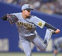 　力投する先発の門別（撮影・中田匡峻）