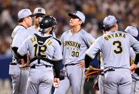 　６回途中、交代を告げられた門別（中央）＝撮影・北村雅宏