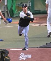 　マウンドの感触を確かめる工藤（撮影・飯室逸平）