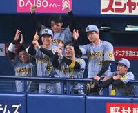 　３回、小幡の二塁打に沸く、佐藤輝（中央）ら阪神ナイン（撮影・飯室逸平）