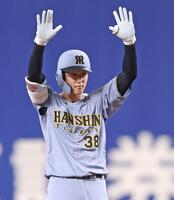 　３回、センターへ二塁打を放ち、ベンチに向かって手を挙げる小幡（撮影・中田匡峻）