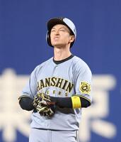 　３回、好機で二ゴロに倒れ、悔しそうな表情を浮かべる近本（撮影・中田匡峻）