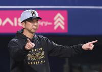 　４回、高橋周が放った打球が本塁打という判定に、リクエストする藤川監督（撮影・北村雅宏）